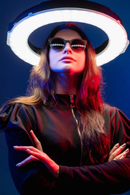 Gelecekteki kız siber punk portresi neon uzaylı halesi