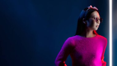 Neon ışığı insanlar gece hayatı afişi pembeli kız