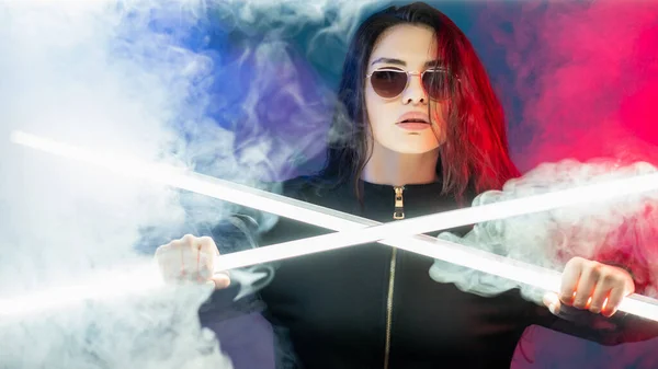 Neon dym portret cyber punk kobieta w neon dym — Zdjęcie stockowe