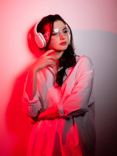 音楽は都会のライフスタイルを冷やすネオンの女の子のヘッドフォン — ストック写真