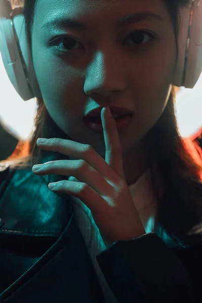 Neon światło twarz cyber muzyka dziewczyna słuchawki cisza — Zdjęcie stockowe