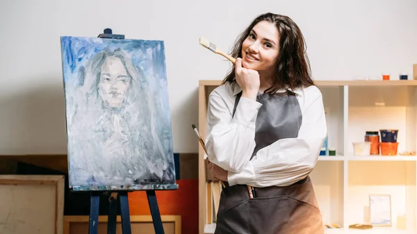 Studio de artă artist feminin care se bucură de pictură — Fotografie, imagine de stoc