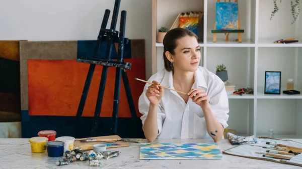 Artiste style de vie peinture passe-temps femme art studio — Photo