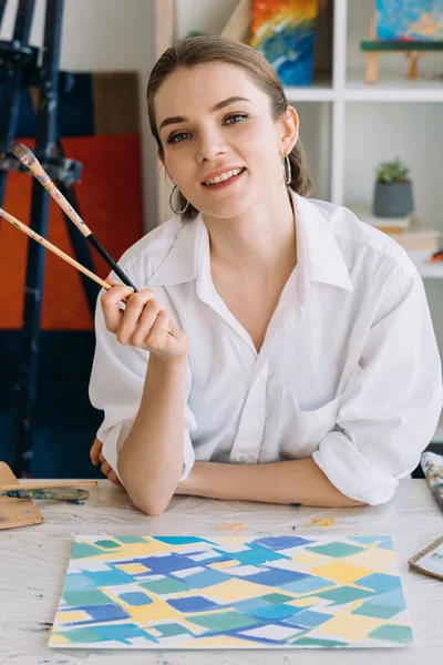 Pintura curso arte moderno sonriente mujer pintor —  Fotos de Stock