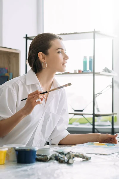 Beeldende kunst schilderkunst cursus geïnspireerd vrouwelijke kunstenaar — Stockfoto