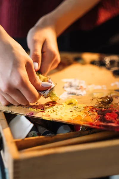 Professional painting hands applying acrylic paint — Stock Photo, Image