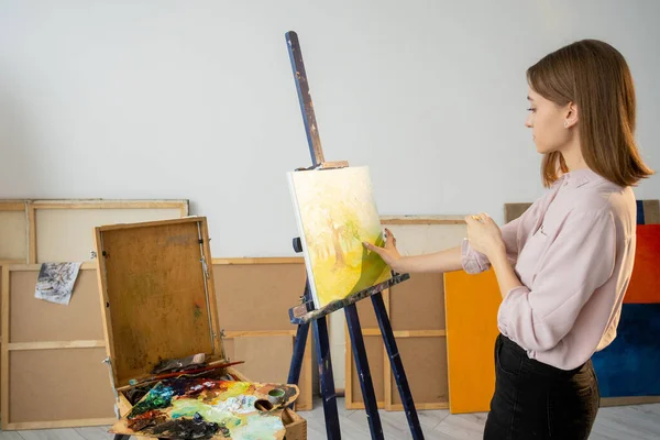 Hand painting visual art artist working in studio — Stock Photo, Image