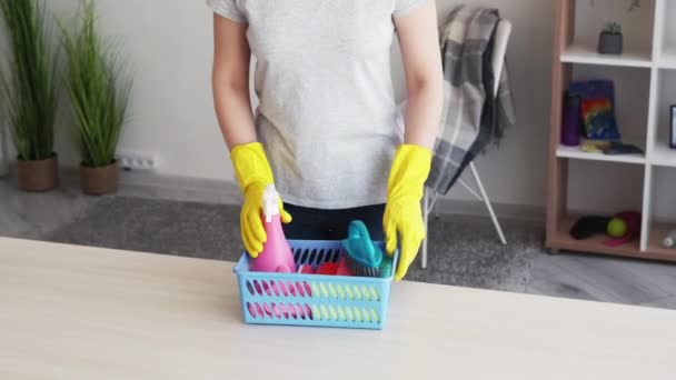 Dozorca kobieta sprzątanie domu narzędzia do mycia — Wideo stockowe