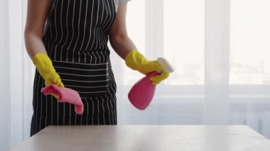 Temizlik servisi ev temizlikçisi tuttu.