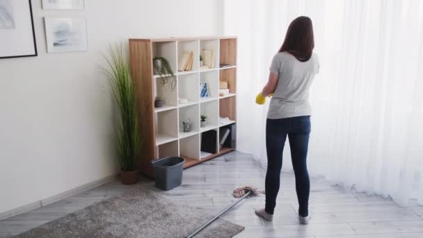 Фінішна чистка домогосподарки рутинна гігієна кімнати — стокове відео