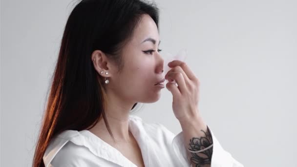 Масаж обличчя домашня процедура краси догляд за шкірою — стокове відео