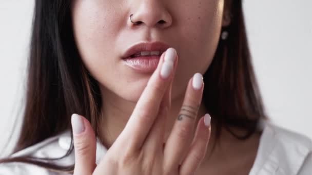 Cuidar cosmética hidratante labios desnudo maquillaje — Vídeo de stock
