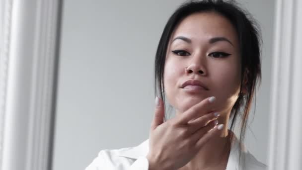 Péče o obličej žena kosmetické ošetření hladká pokožka — Stock video