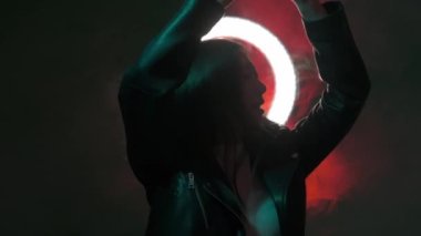 Siber punk insanları gece hayatı eğlenceli neon kızlar dans ediyor