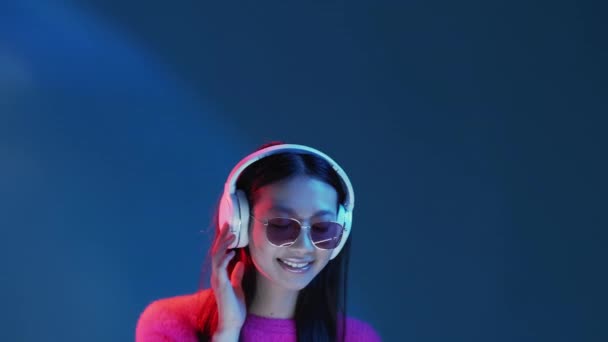 Muzyka chill neon światło dziewczyna taniec w słuchawki — Wideo stockowe