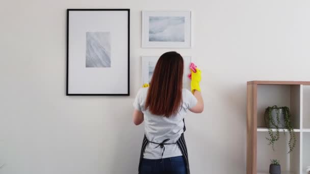 Empresa de limpeza do sexo feminino zelador empregado empregada doméstica — Vídeo de Stock