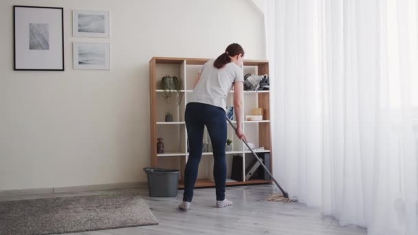 Limpieza del hogar tareas domésticas higiene de la habitación — Vídeo de stock