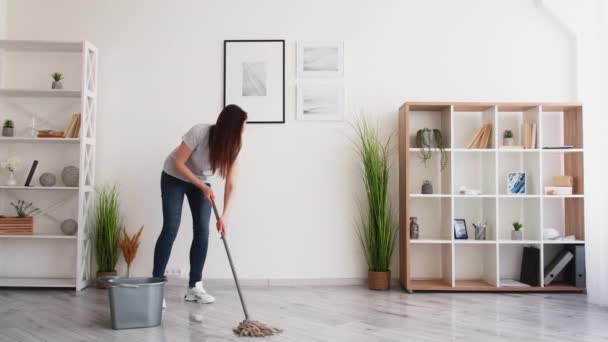 Limpeza de fluidos tarefas domésticas higiene doméstica de rotina — Vídeo de Stock