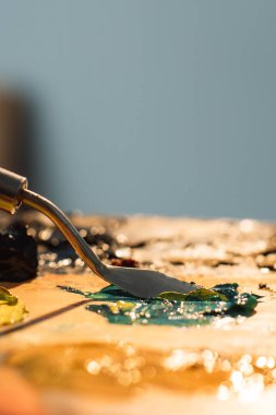 Yağlı boya karıştırılmış görsel resim sınıfı bıçağı.