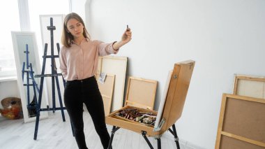kalem ile ölçen perspektif çizimi sanatçısı