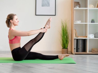 pilates eğitiminde sportif kadın spor salonunda.