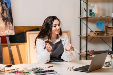 Çevrimiçi master sınıfı kadın sanat okulu