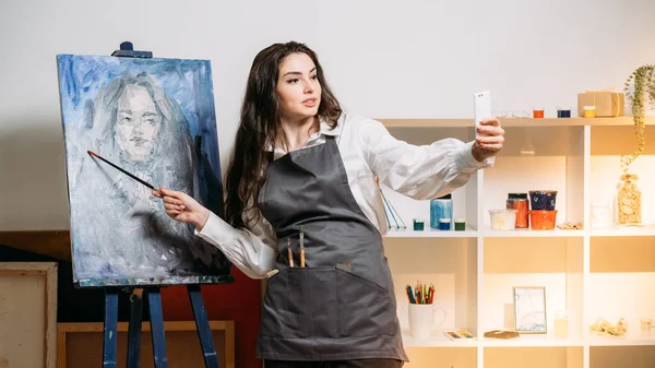 미술 스튜디오 여자 예술가, 집에 와서 창의적 인 그림그리기 — 스톡 사진