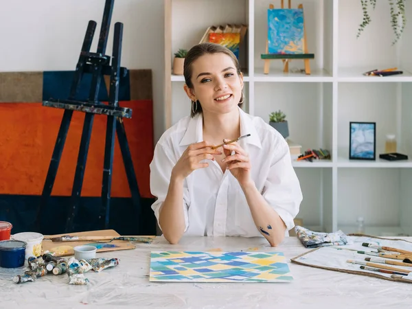 Art class painting skill smiling artist in studio — Stock Photo, Image