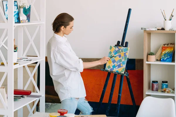 Home sztuka kreatywny weekend kobieta artysta malarstwo — Zdjęcie stockowe
