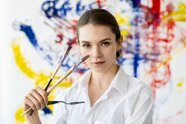 Artista retrato pintura arte mujer pinceles — Foto de Stock