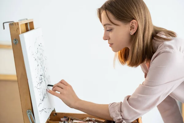 Sztuka wizualna rysunek hobby kobieta artysta szkicowanie — Zdjęcie stockowe