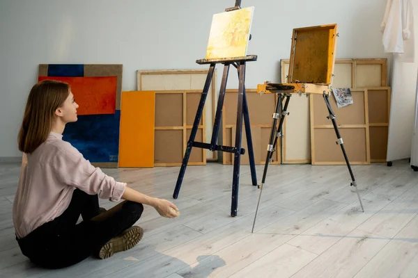 Arte terapia pintor estilo de vida meditando no estúdio — Fotografia de Stock