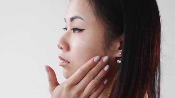 Primer kosmetické asijské žena jemný péče o pleť — Stock video