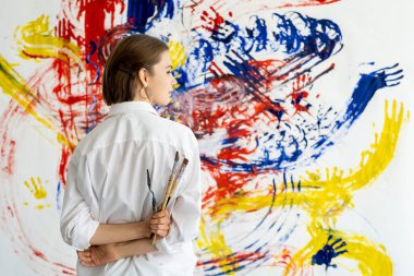 Sanat terapisi renkli duvarlı el boyaması kadın.