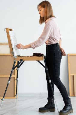 Görsel sanat hobisi kadın ressam çizimi