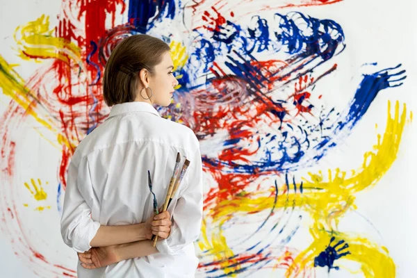 Τέχνη θεραπεία χέρι ζωγραφική γυναίκα με πολύχρωμο τοίχο — Φωτογραφία Αρχείου