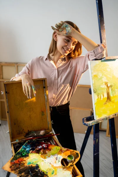 Hobby creativo pittura a mano stanco artista sorridente — Foto Stock