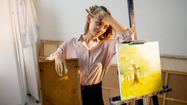 El yapımı sanat terapisi sanatçısı sarı sanat eseri