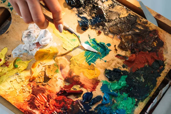 Artysta dostarcza malarstwo sztuka ręcznie malować paletę farb — Zdjęcie stockowe