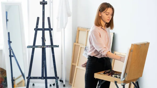 Painter lifestyle sketching art artist in studio — Stock Photo, Image