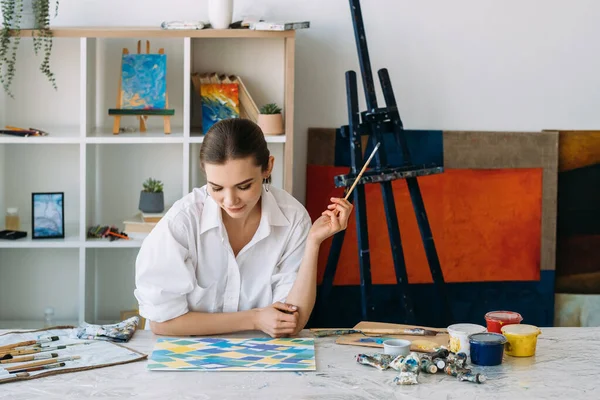 Art inspiration painting craft artist in workshop — Stockfoto