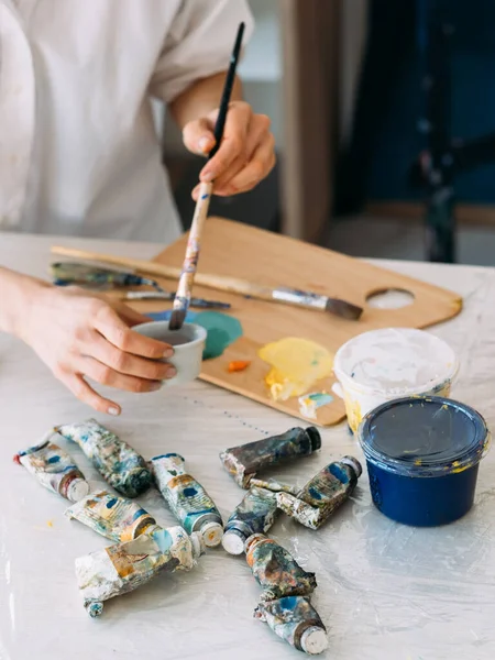 Pintor estilo de vida arte suprimentos artista mãos pintura — Fotografia de Stock