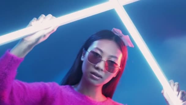 Cyberpunk beauty color light people pink neon girl — Vídeo de stock