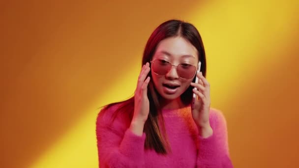 Phone call color light people neon girl on yellow — Vídeo de stock