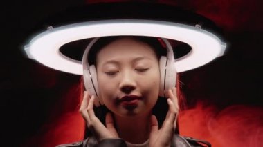 müzik ilhamı siberpunk neon kız kulaklıkları