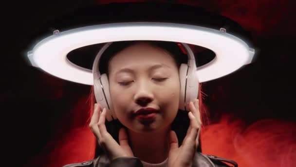 Muziek inspiratie cyberpunk neon meisje hoofdtelefoon — Stockvideo