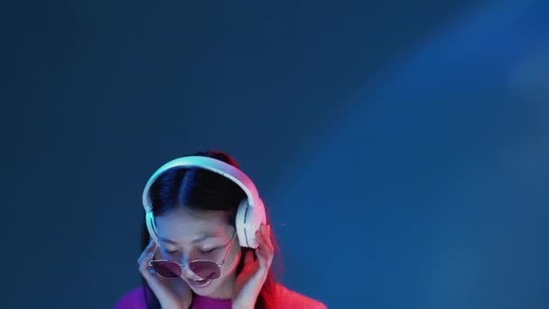 Color light people music energy girl in headphones — Stockvideo