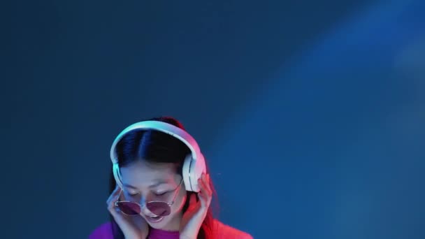 Couleur lumière gens musique énergie fille dans casque — Video