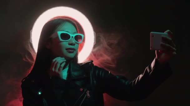 Gadget lifestyle cyberpunk people neon girl selfie — Stockvideo