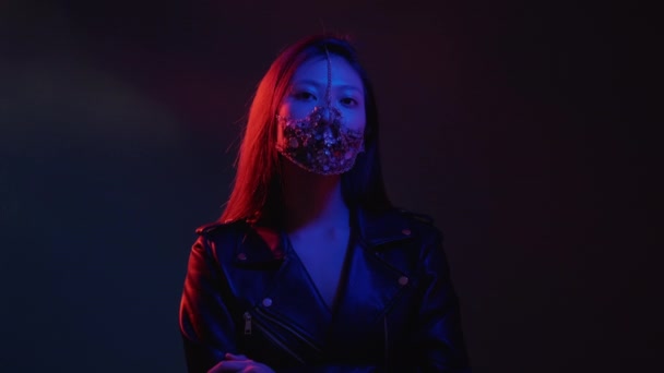 Cyberpunk fashion neon light people girl face mask — Stockvideo